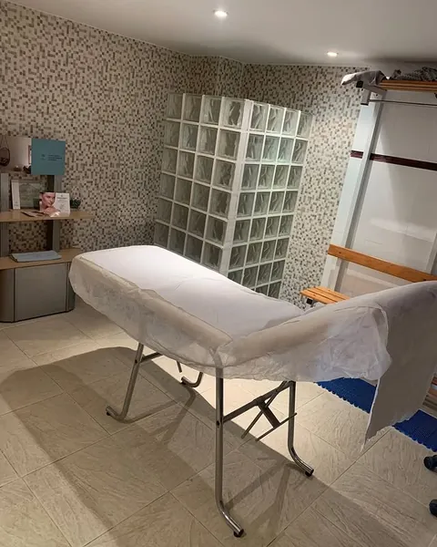 Cabina de estética del salón con la camilla preparada