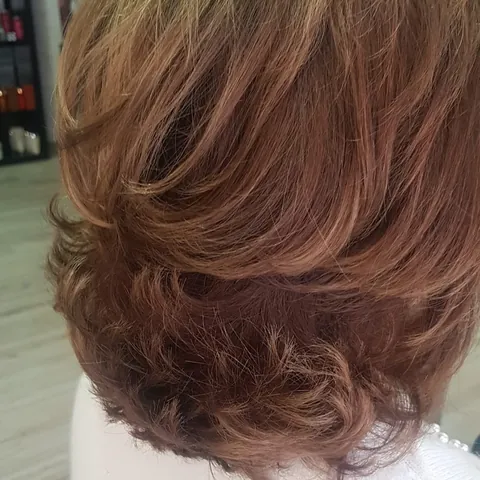 Media melena cobriza con brushing y volumen