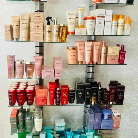 Estantería del salón con productos profesionales de cuidado del cabello