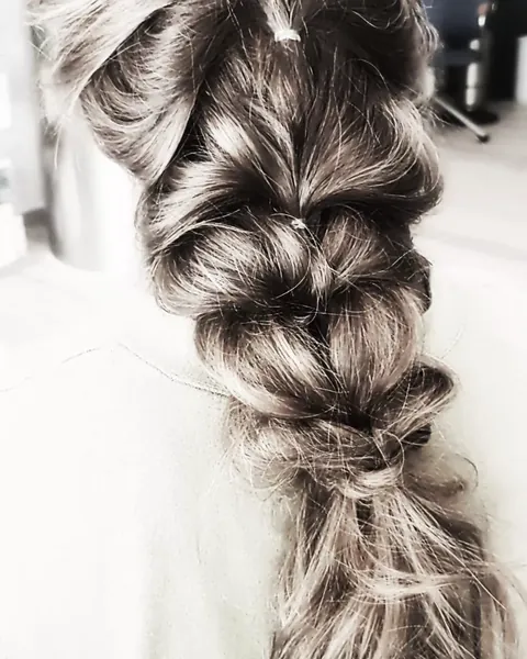 Trenza de burbujas en cabello castaño claro